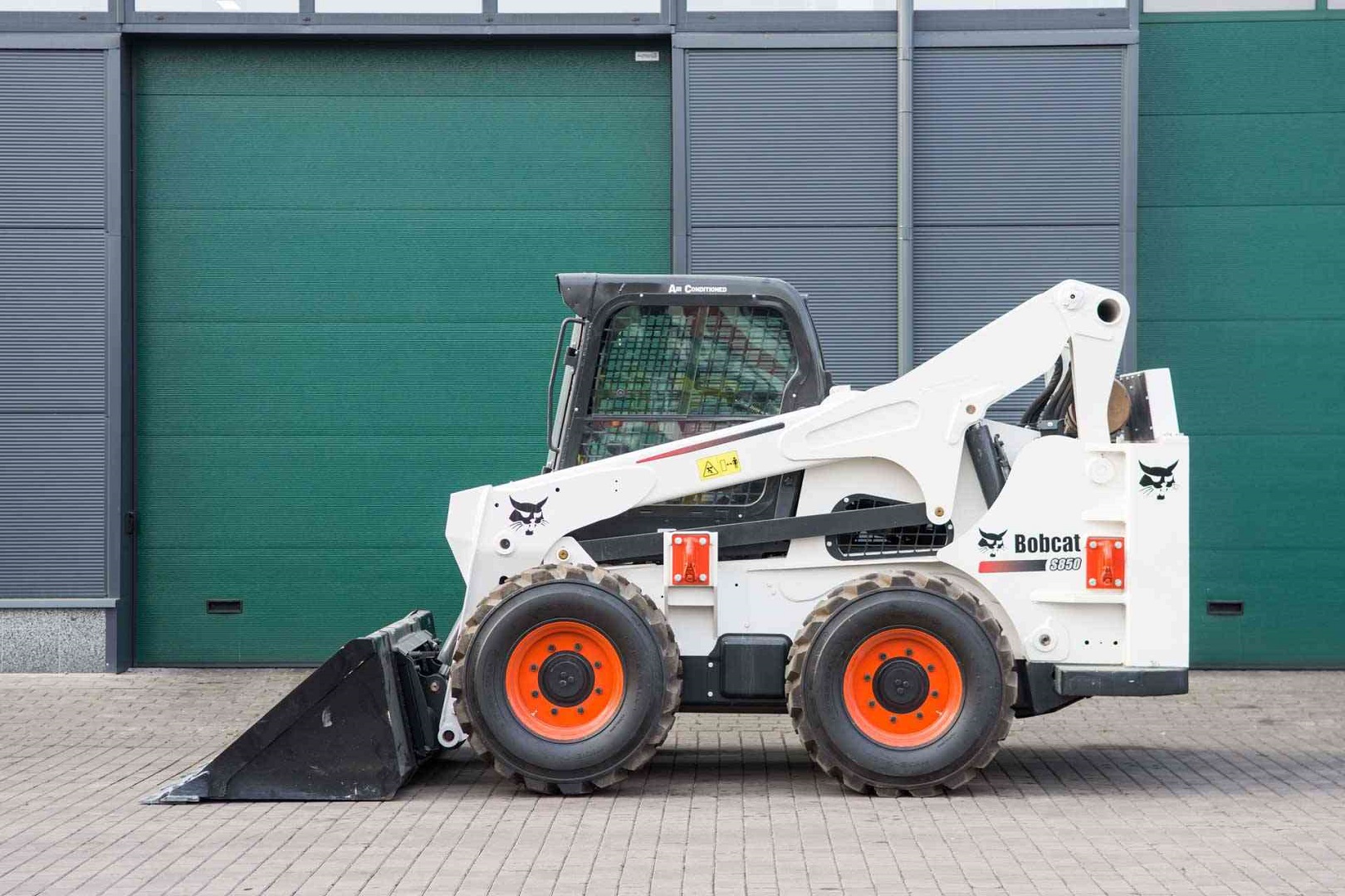 Мини-погрузчик Bobcat в Черемхово | Аренда мини-погрузчика Bobcat |  СтройТакси